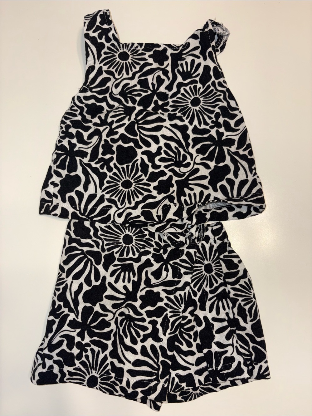 Vibnve Camino Girls Black & White Floral Tank Top and Shorts Set 2T